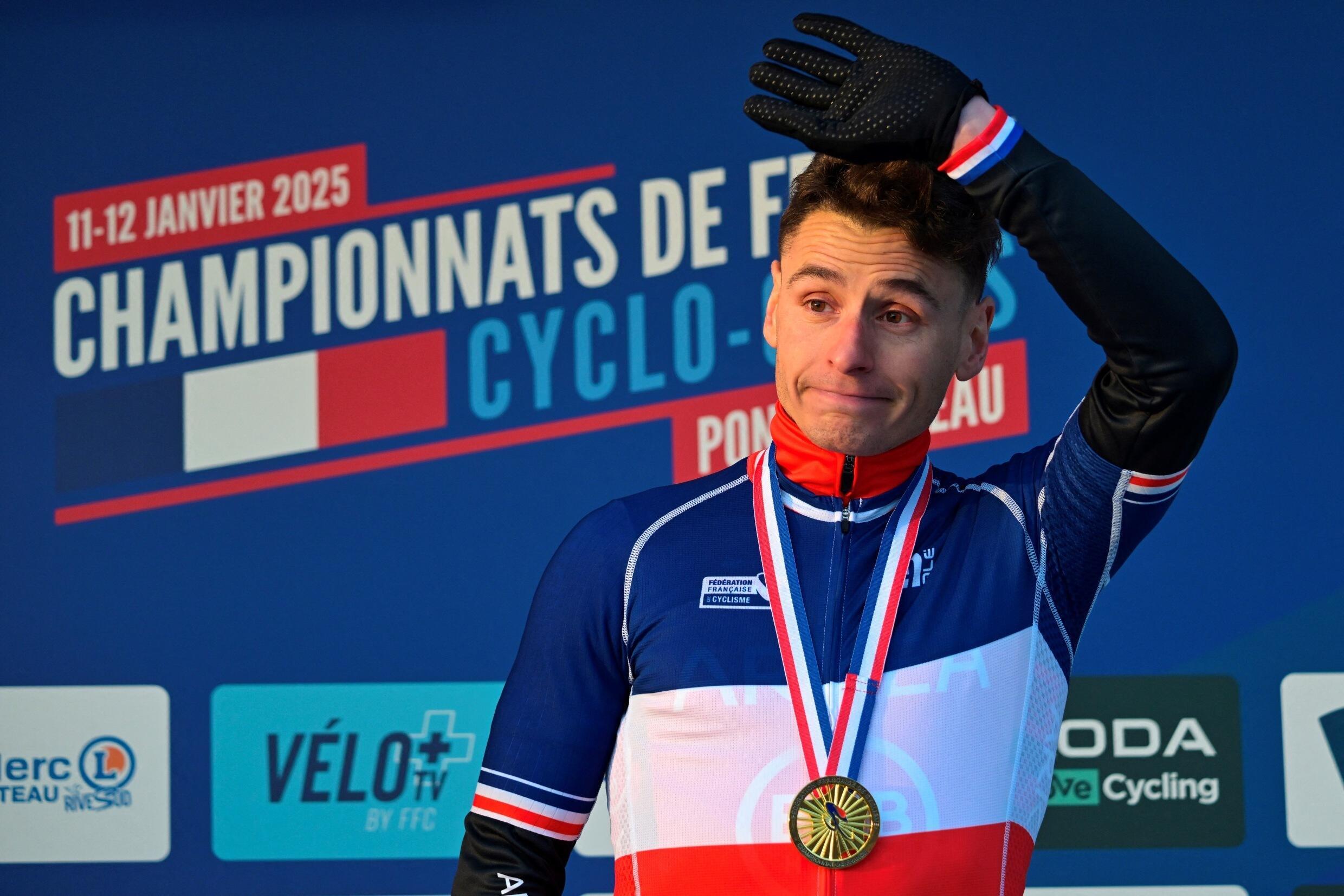 Clément Venturini, les yeux rougis par l'émotion, sur le podium du championnat de France de cyclo-cross.