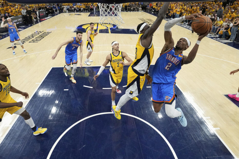 Imagen de archivo de Shai Gilgeous-Alexander (derecha) tratando de superar el asedio de Pascal Siakam en el sexto juego de la final de la NBA entre Thunder y Pacers. Oklahoma, 19 de junio de 2025.