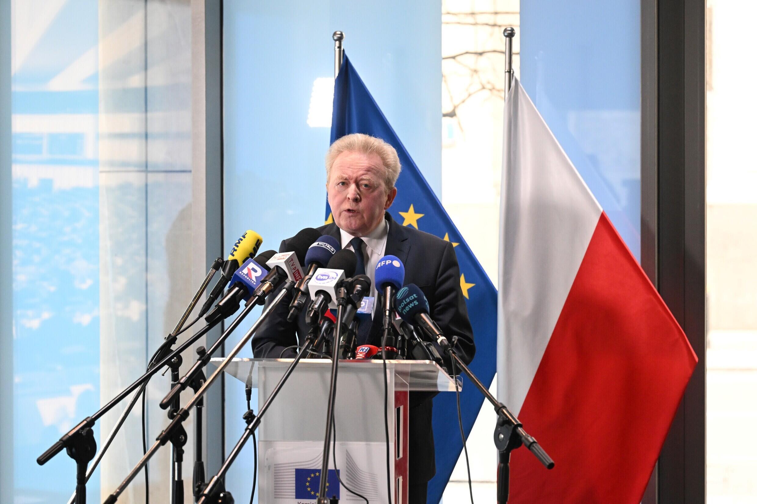 Le commissaire européen à l'agriculture Janusz Wojciechowski présente de nouvelles propositions pour les agriculteurs lors d'un briefing au bureau du Parlement européen à Varsovie, le 15 mars 2024 en Pologne