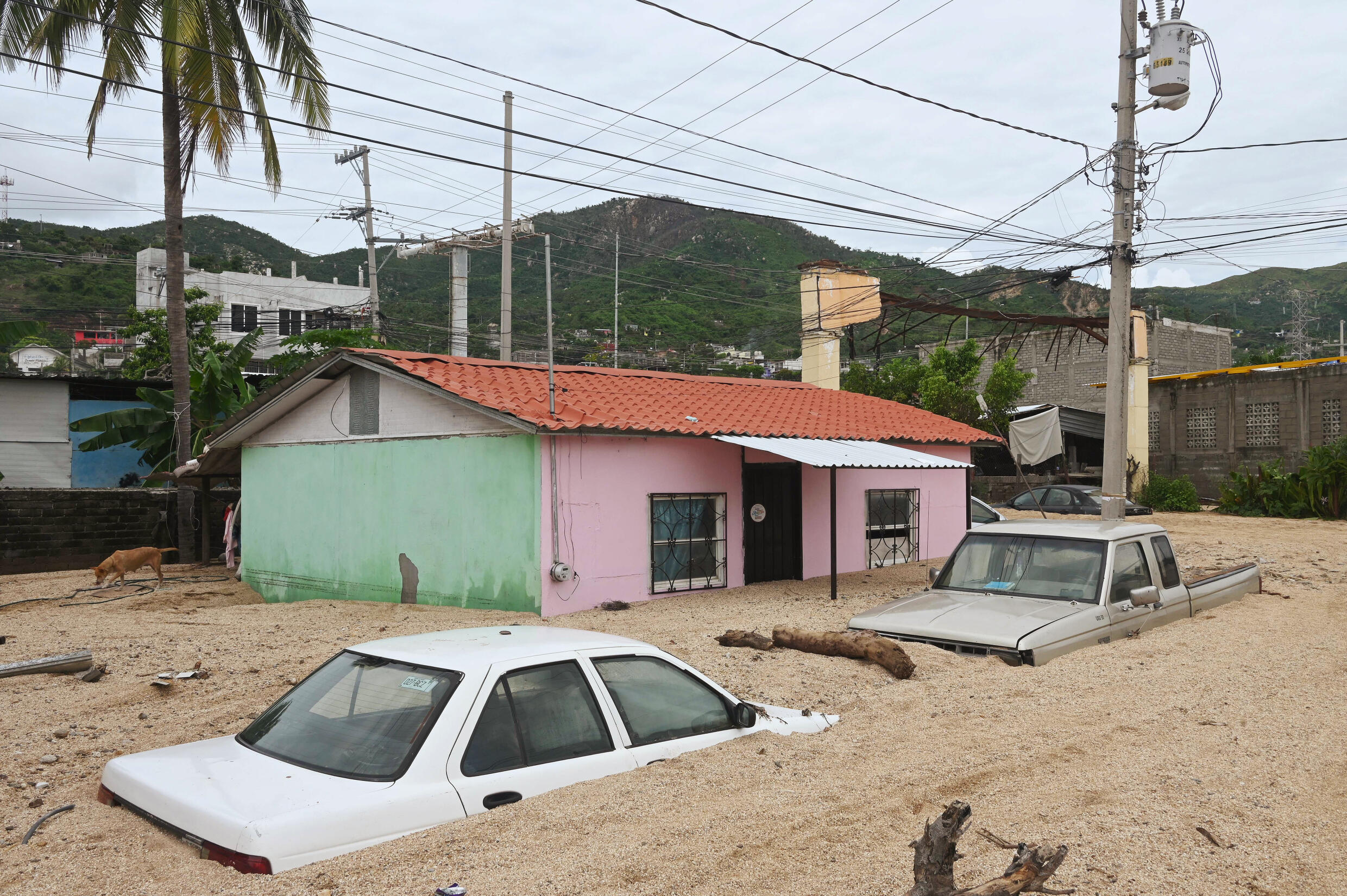 Des voitures après le passage de l'ouragan John à Acapulco, dans l'État de Guerrero, au Mexique, le 29 septembre 2024.