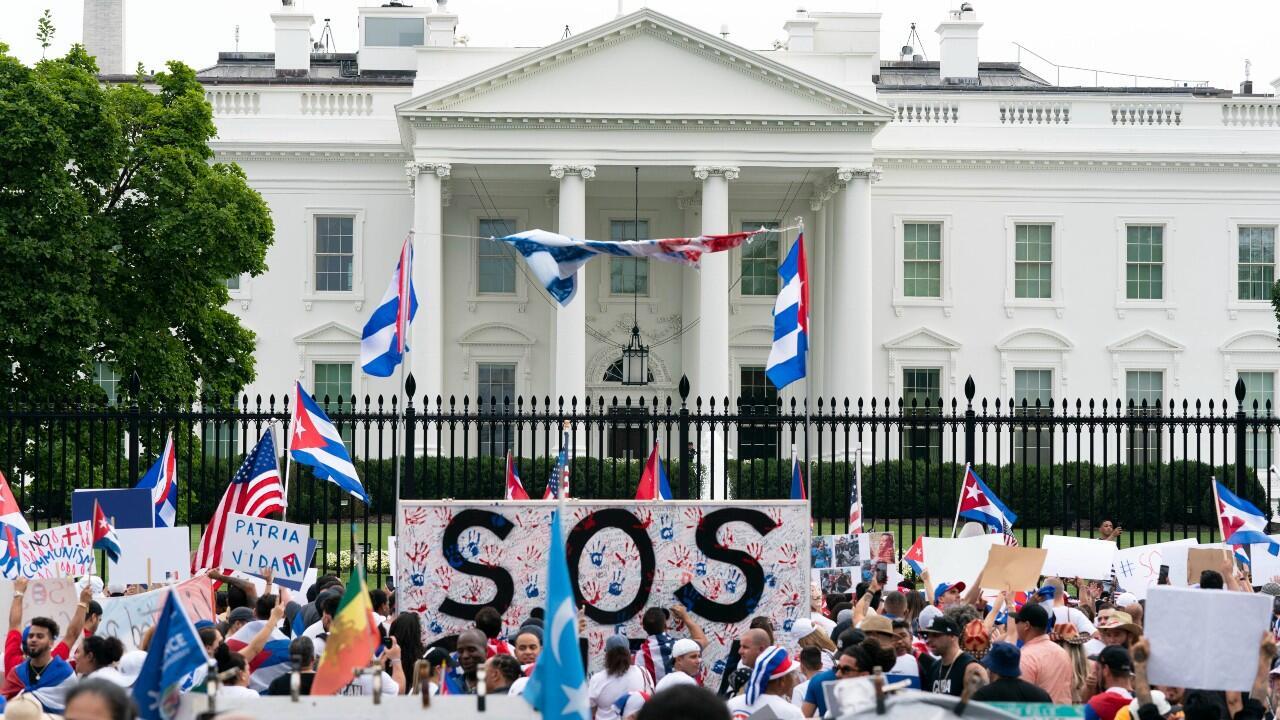 Manifestantes gritan su solidaridad con el pueblo cubano contra el gobierno comunista durante una concentración frente a la Casa Blanca en Washington, el sábado 17 de julio de 2021.