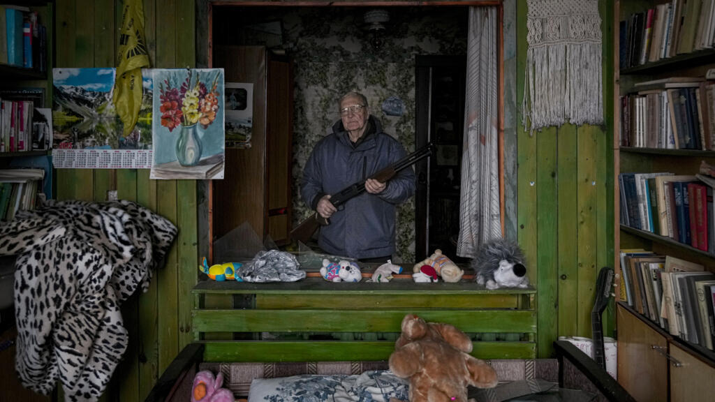 Live: War crimes court prosecutor opens Ukraine investigation