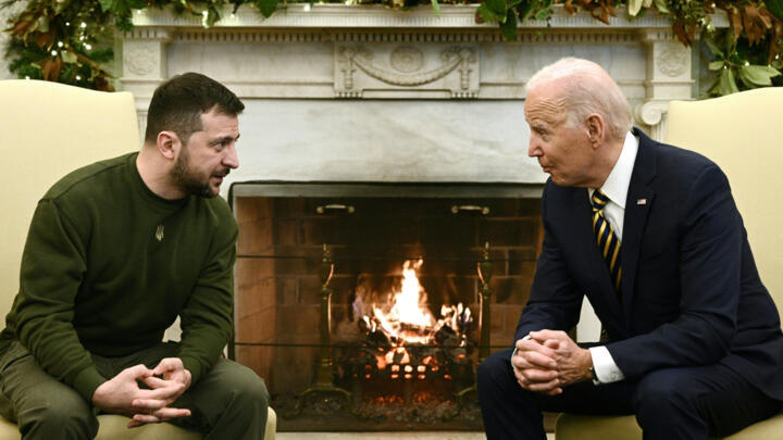 US President Joe Biden and Ukrainian President Volodymyr Zelensky meet in the Oval Office on December 21, 2022.