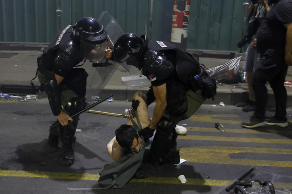 Un manifestant arrêté à Belgrade, samedi 28 juin 2025.