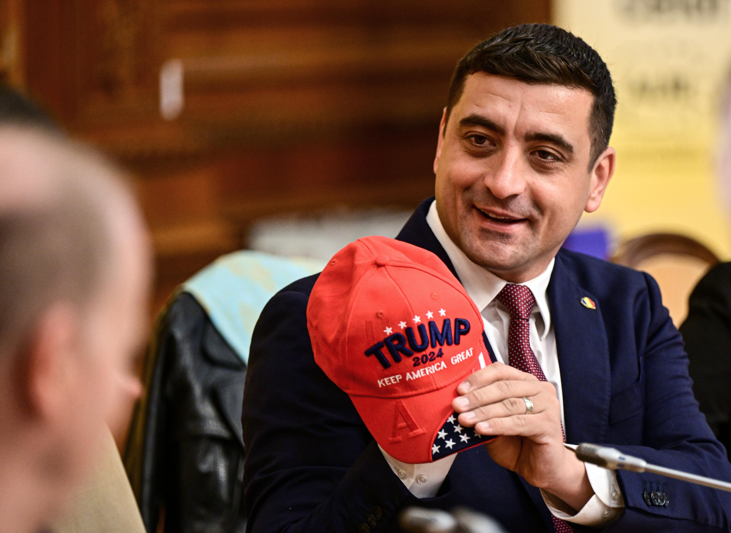 Le chef du parti d'extrême droite AUR et candidat à la présidence de la Roumanie George Simion, le 15 novembre 2024 à Bucarest.