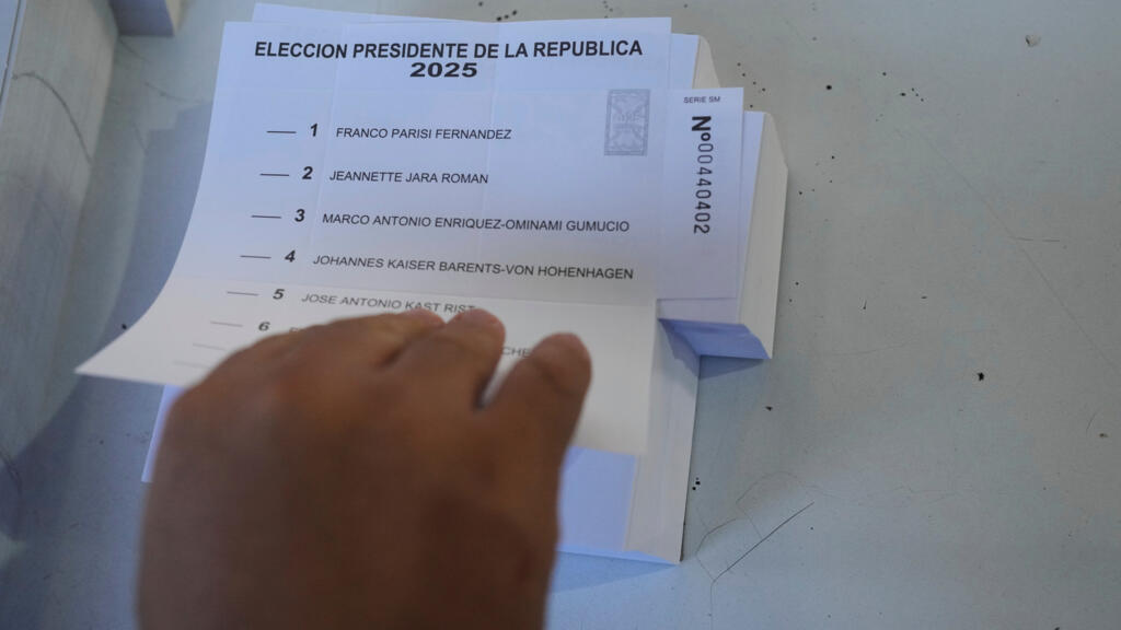 التشيليون يدلون بأصواتهم في انتخابات رئاسية تهيمن عليها قضايا الجريمة والهجرة
