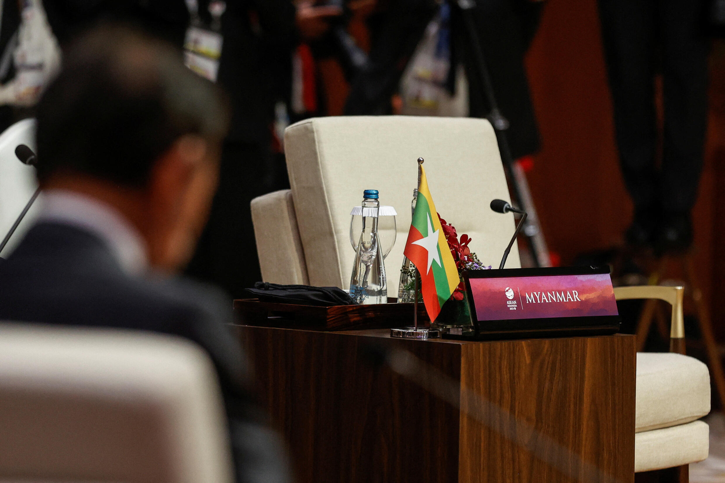 El asiento reservado para Myanmar queda vacío durante la sesión de retiro de la 43ª Cumbre de la Asociación de Naciones del Sudeste Asiático (ASEAN) en Yakarta, Indonesia, el 5 de septiembre de 2023.