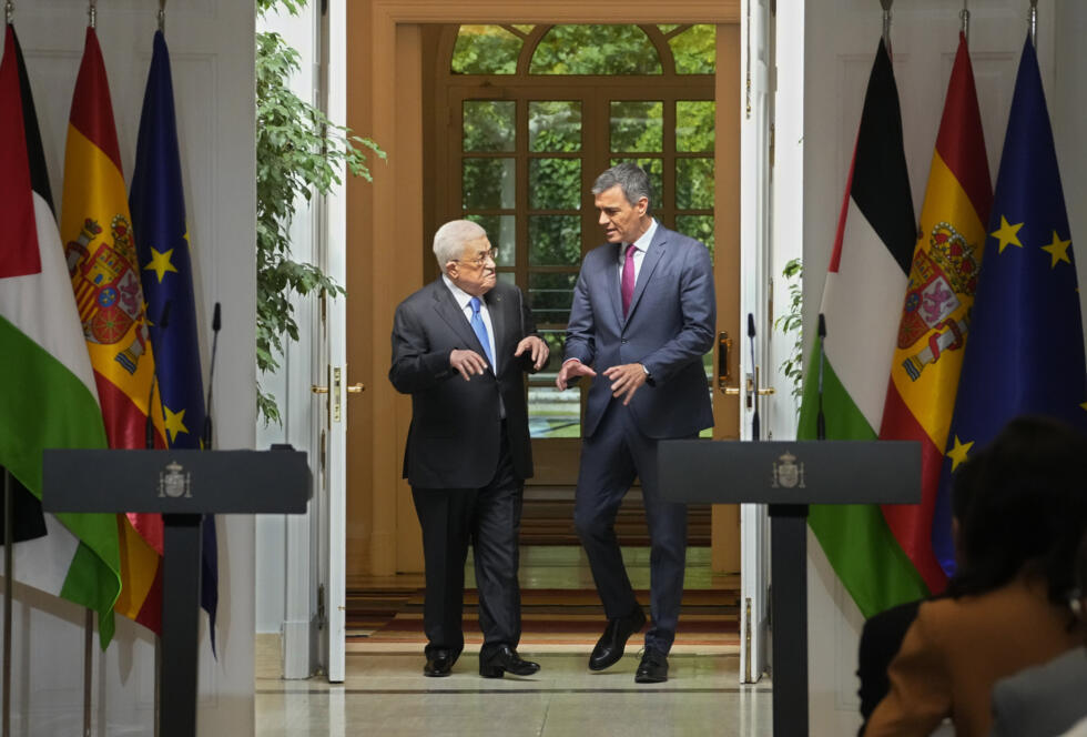 Pedro Sánchez (derecha) recibe en la Moncloa al presidente de la Autoridad Nacional Palestina Mahmud Abbas. Madrid, 19 de septiembre de 2024.