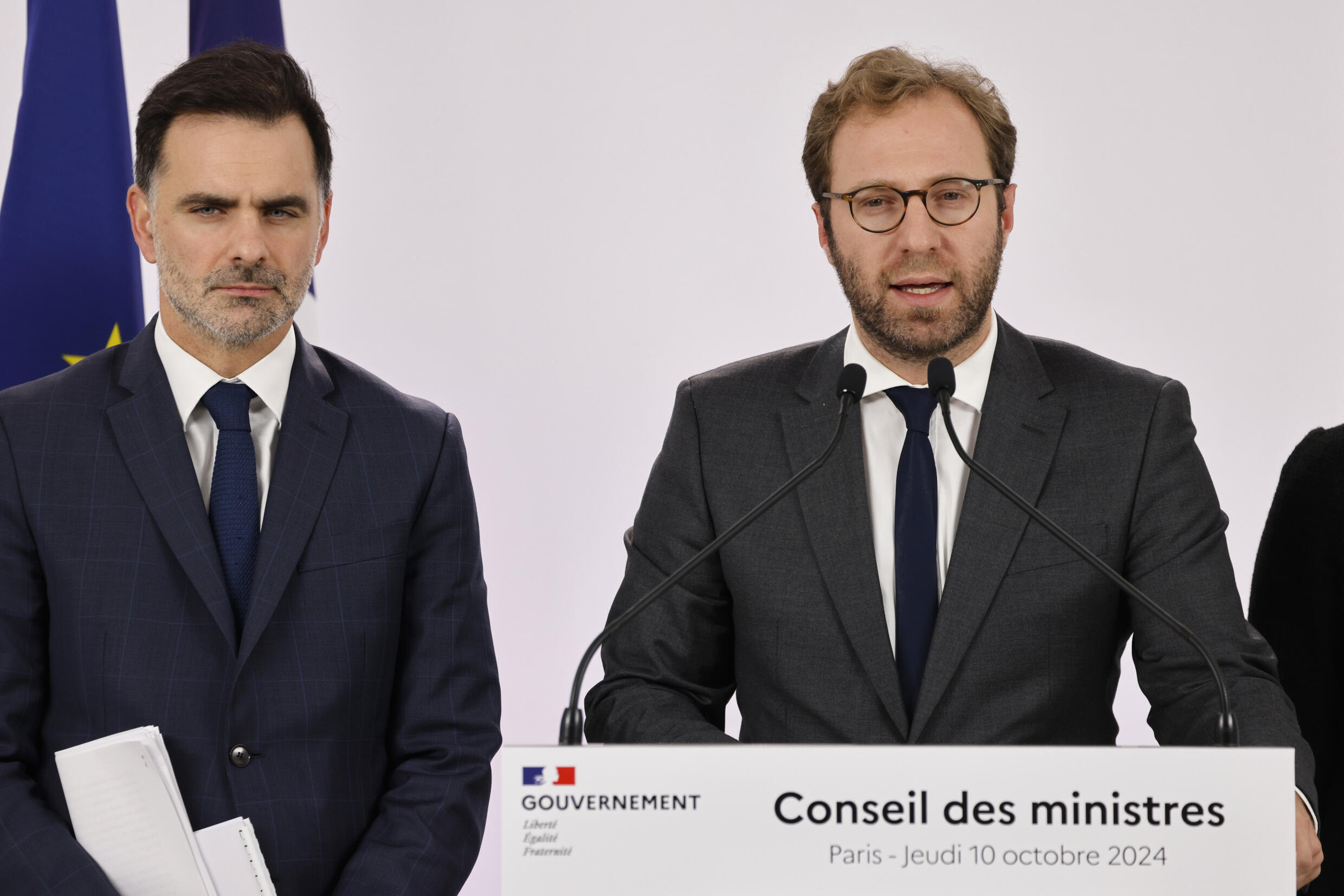 Le ministre de l'Économie et des Finances, Antoine Armand, et le ministre du Budget et des Comptes publics, Laurent Saint-Martin, jeudi 10 octobre 2024 à Paris.