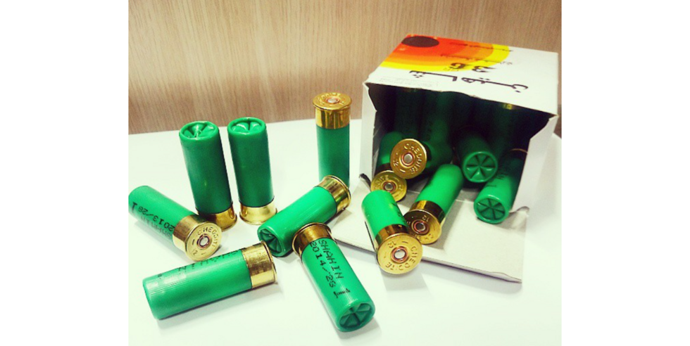 In messages posted on an online forum in 2014 Iranian hunters say they were able to purchase green shotgun cartridges with the Iranian brand “Shahin” on the green plastic sleeve and the French-Italian brand “Cheddite” on the metal base. A cartridge with the same markings was recovered following the repression of a protest in the city of Yazd in October 2022.
