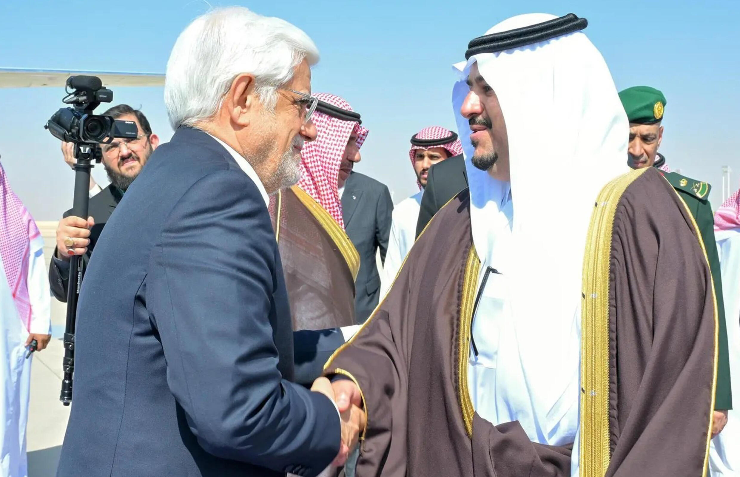 Une photo fournie par l'agence de saoudienne SPA le 11 novembre 2024 montre le vice-gouverneur saoudien de la région de Ryad, le prince Mohammed ben Abdelrahmane ben Abdulaziz (à droite), accueillant le vice-président iranien Mohammed Reza Aref à Ryad avant un sommet arabo-musulman