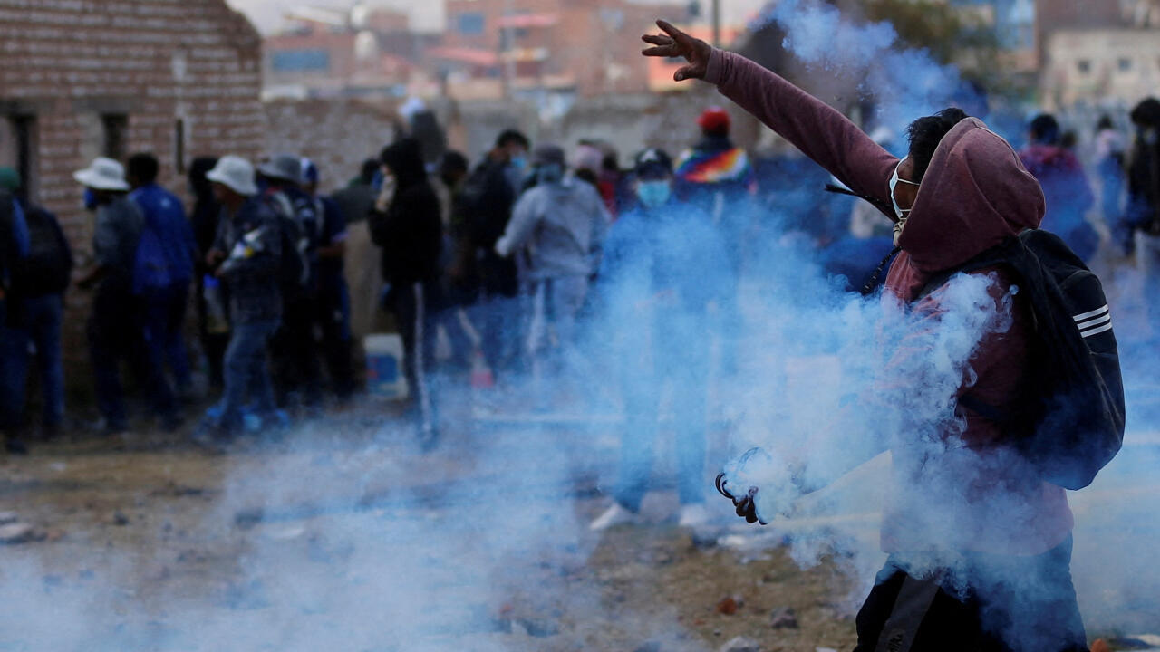 Manifestantes chocan con las fuerzas de seguridad durante una protesta exigiendo elecciones anticipadas y la liberación del encarcelado ex presidente Pedro Castillo, cerca del aeropuerto de Juliaca, en Juliaca, Perú 9 de enero 2023.