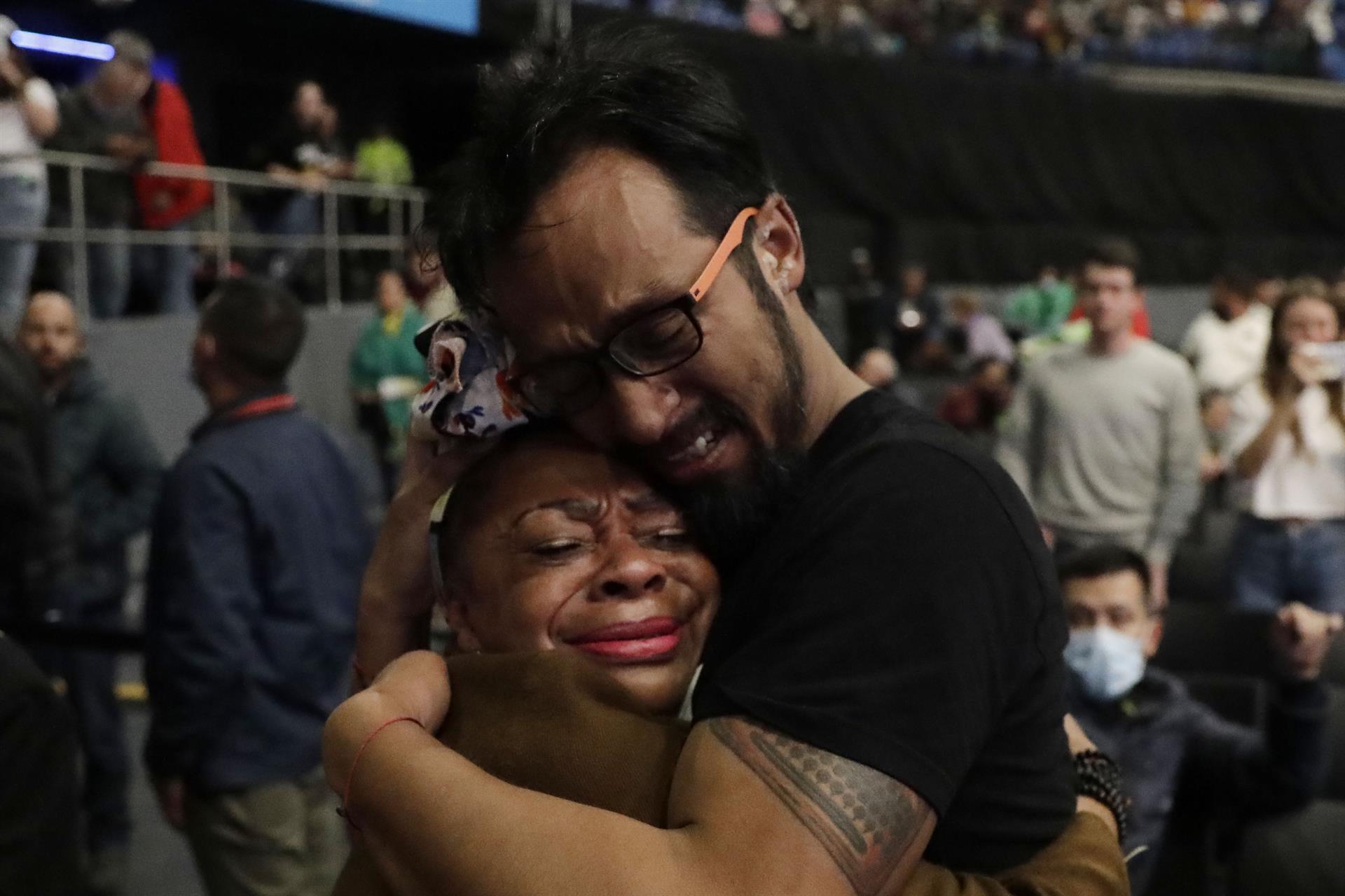 Simpatizantes del candidato presidencial Gustavo Petro celebran tras una jornada de elecciones presidenciales, hoy, en el Movistar Arena, en Bogotá (Colombia). La izquierda accederá por primera vez a la Presidencia de Colombia luego del triunfo obtenido este domingo en la segunda vuelta electoral por el exguerrillero y exalcalde de Bogotá Gustavo Petro, de la coalición Pacto Histórico.