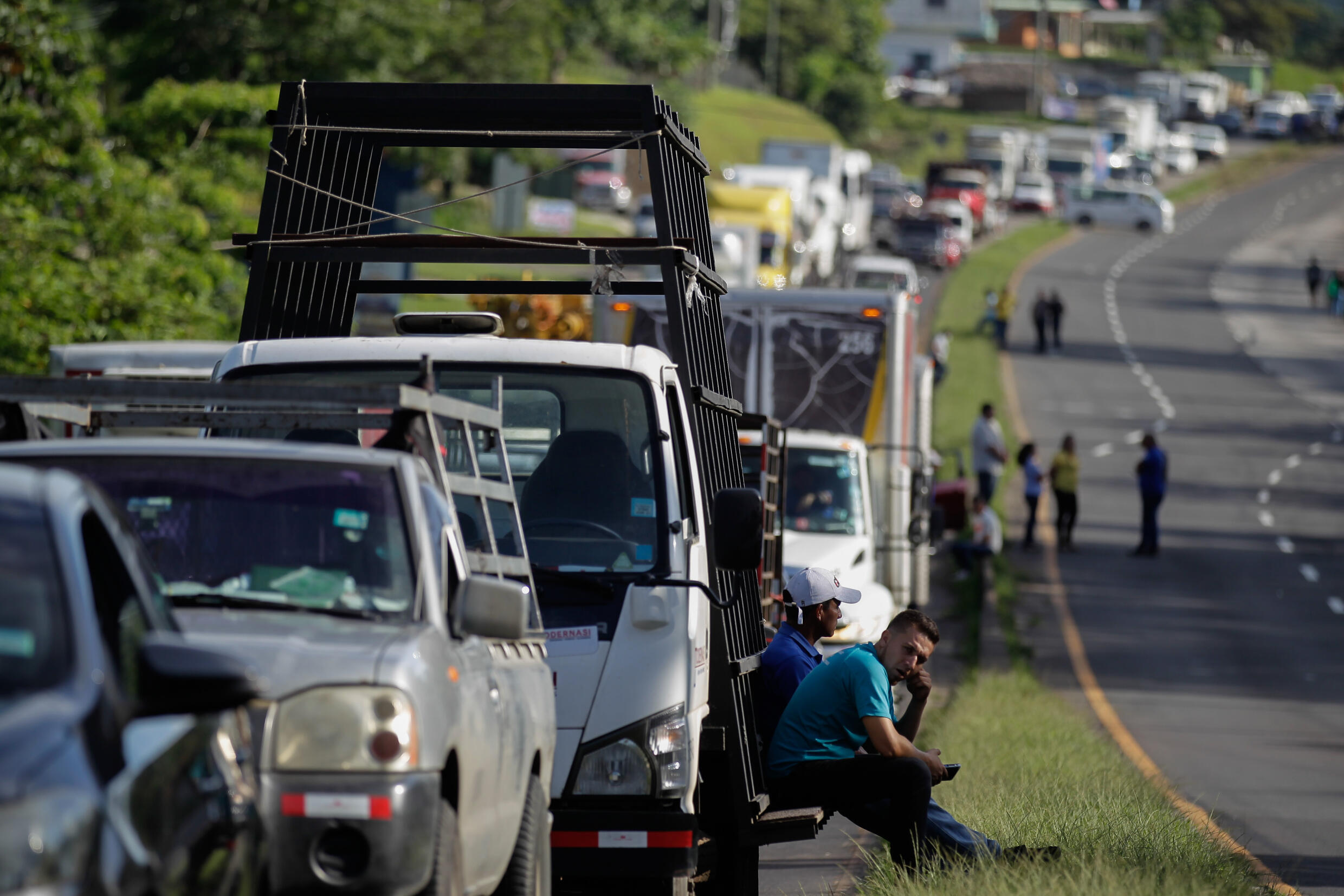 El gobierno de Panamá enfrenta desde hace dos semanas continuas protestas contra la inflación y la corrupción. En la imagen, conductores permanecen varados, el 14 de julio de 2022, tras el bloqueo de la vía Panamericana en la localidad de Capira