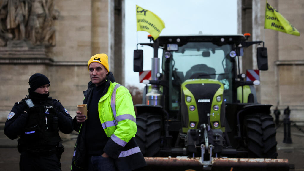 En direct : des tracteurs au cœur de Paris, "pas acceptable" pour le gouvernement