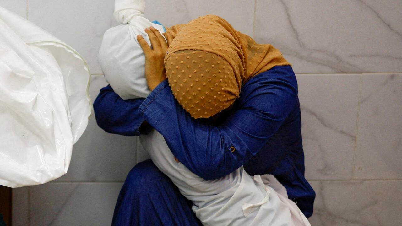 صورة فلسطينية تحتضن جثمان قريبتها في غزة تفوز بجائزة 