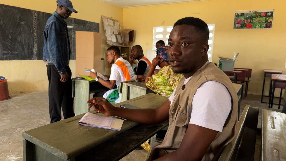 L'observateur Yves Mangoua dans un bureau de vote de Yopougon Kouté.