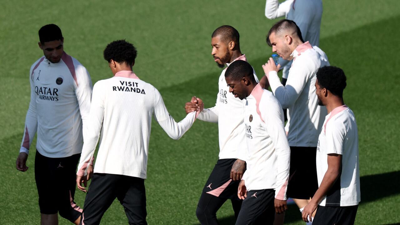 Presnel Kimpembe du Paris Saint-Germain avec Marquinhos, Achraf Hakimi, Ousmane Dembélé et ses coéquipiers pendant l'entraînement, le 8 avril 2025, à Poissy.