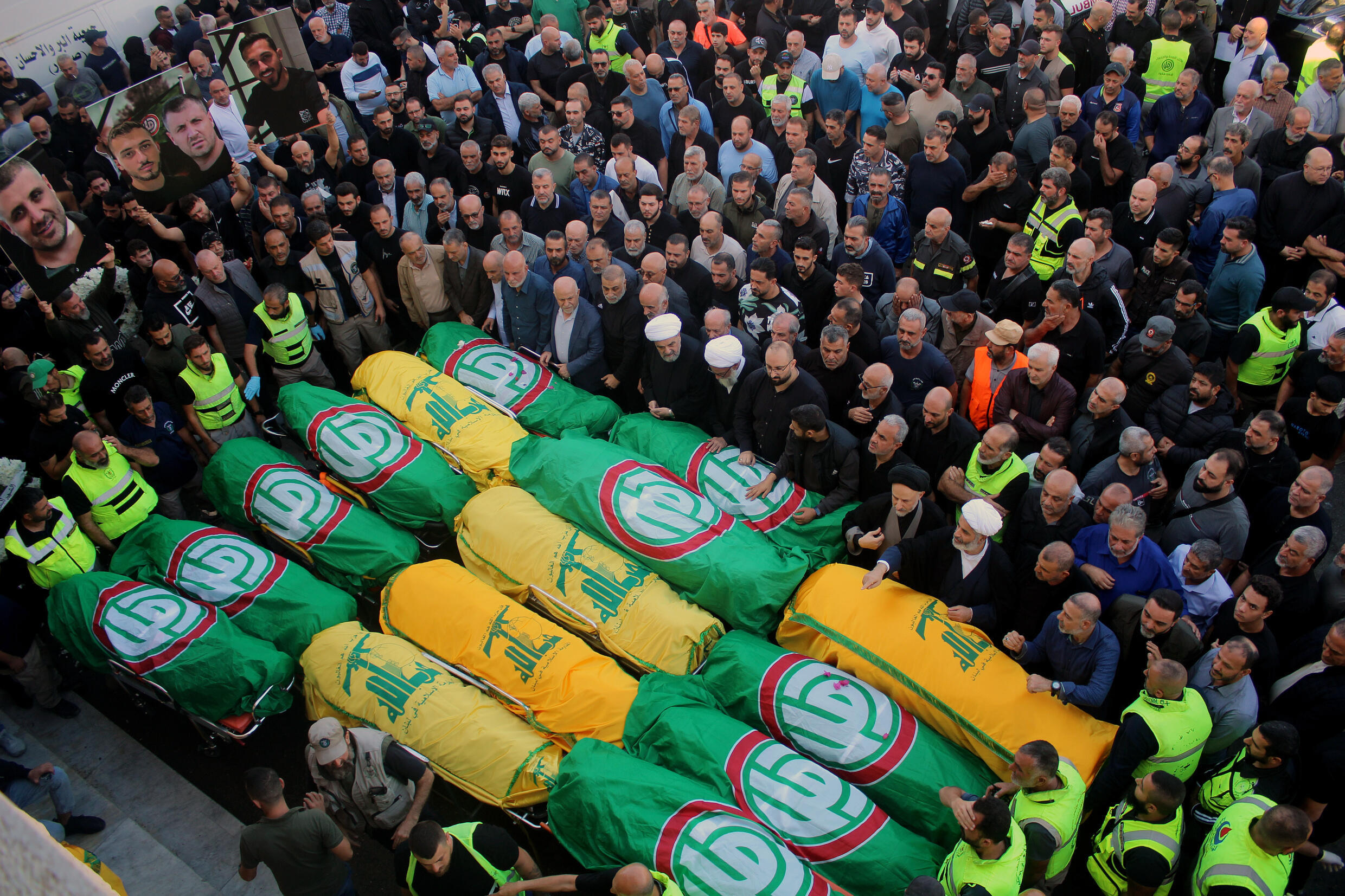 Des Libanais assistent aux funérailles à Tyr, dans le sud du Liban, de secouristes affiliés au Hezbollah et au mouvement chiite Amal tués par des frappes israéliennes, le 11 novembre 2024