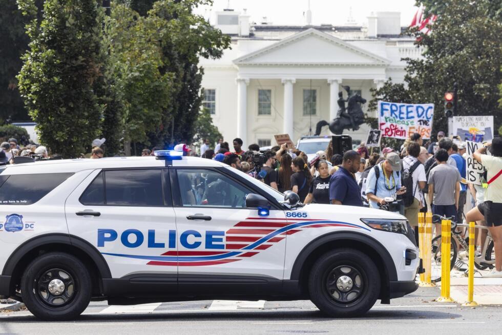 Un coche de policía de Washington D. C. estaciona cerca de una protesta contra la decisión del presidente estadounidense Donald Trump de federalizar la policía de Washington D. C. y desplegar 800 miembros de la Guardia Nacional, en Washington D. C., EE. UU., el 11 de agosto de 2025. Durante una conferencia de prensa en la Casa Blanca, el presidente Trump afirmó que la delincuencia en Washington D. C. está "fuera de control", a pesar de que la violencia en el Distrito se encuentra en su nivel más bajo en 30 años.