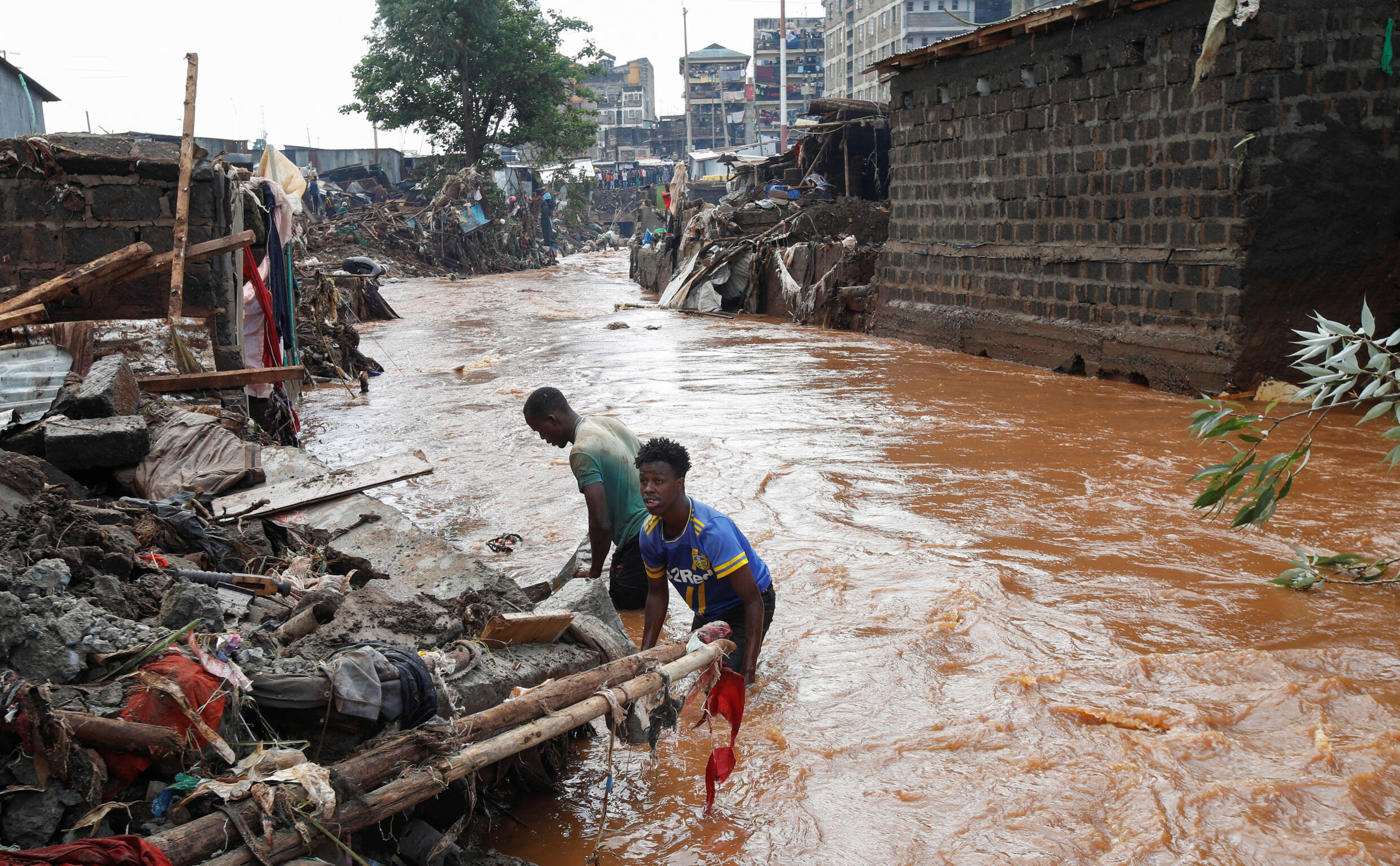 Des habitants d'un bidonville de Nairobi touché par les inondations, le 25 avril 2024, au Kenya.