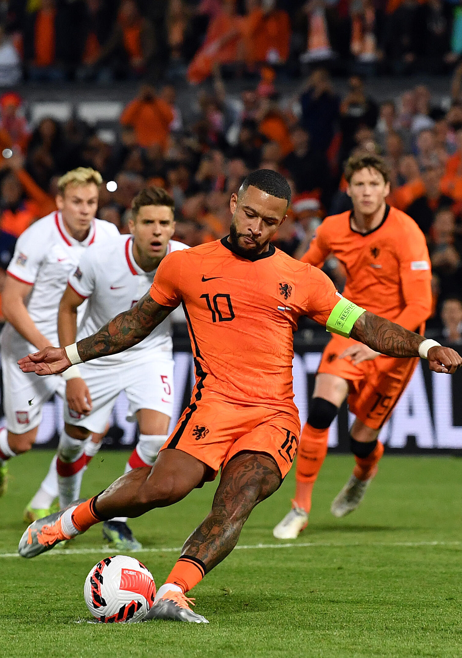 Memphis Debay verpasste den letzten Elfmeter für die Niederlande gegen Polen