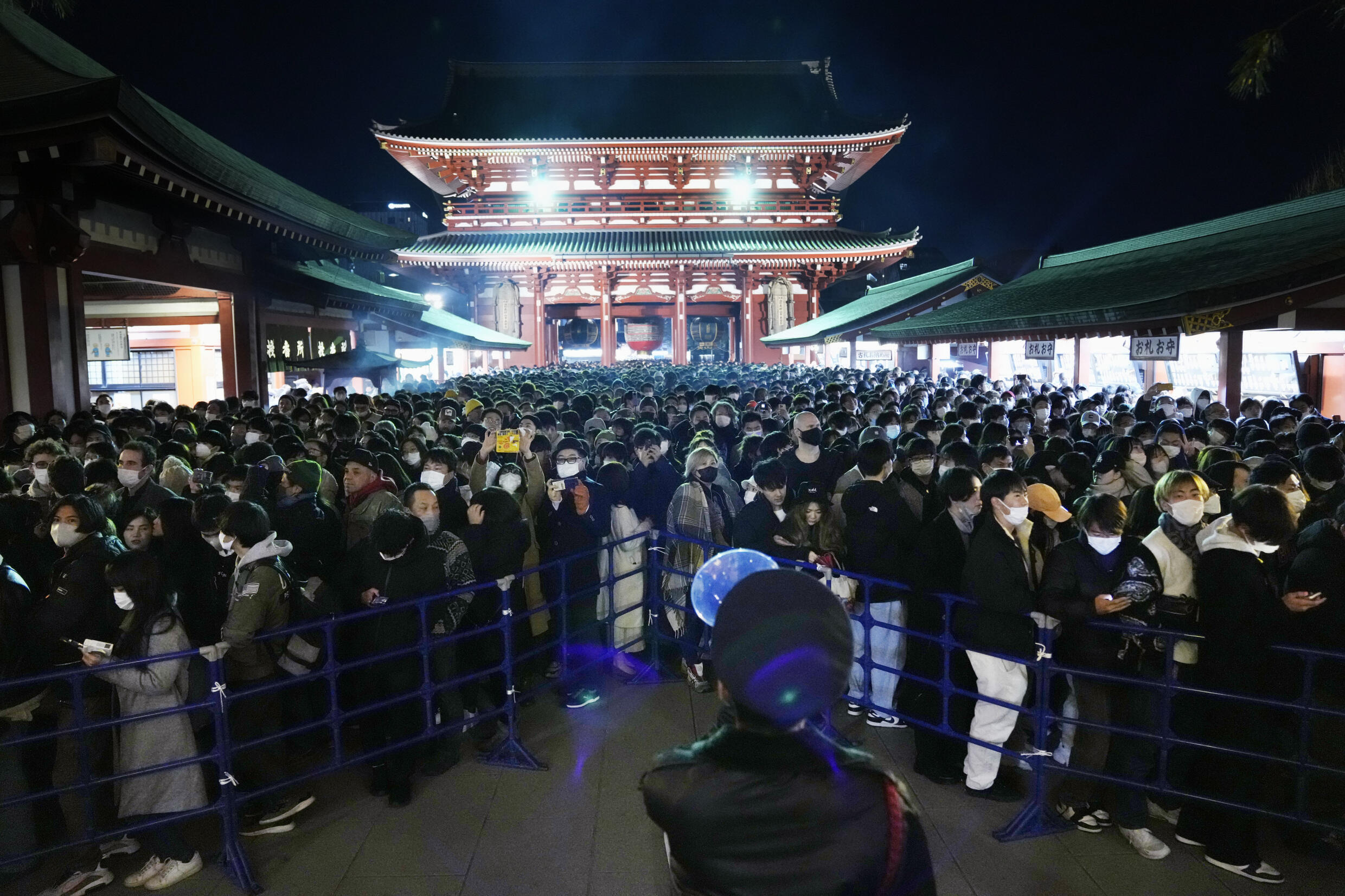 Las campanadas en un templo de Tokio suenan 108 veces para deshacerse de los 108 vicios y deseos terrenales de las personas en el año anterior.