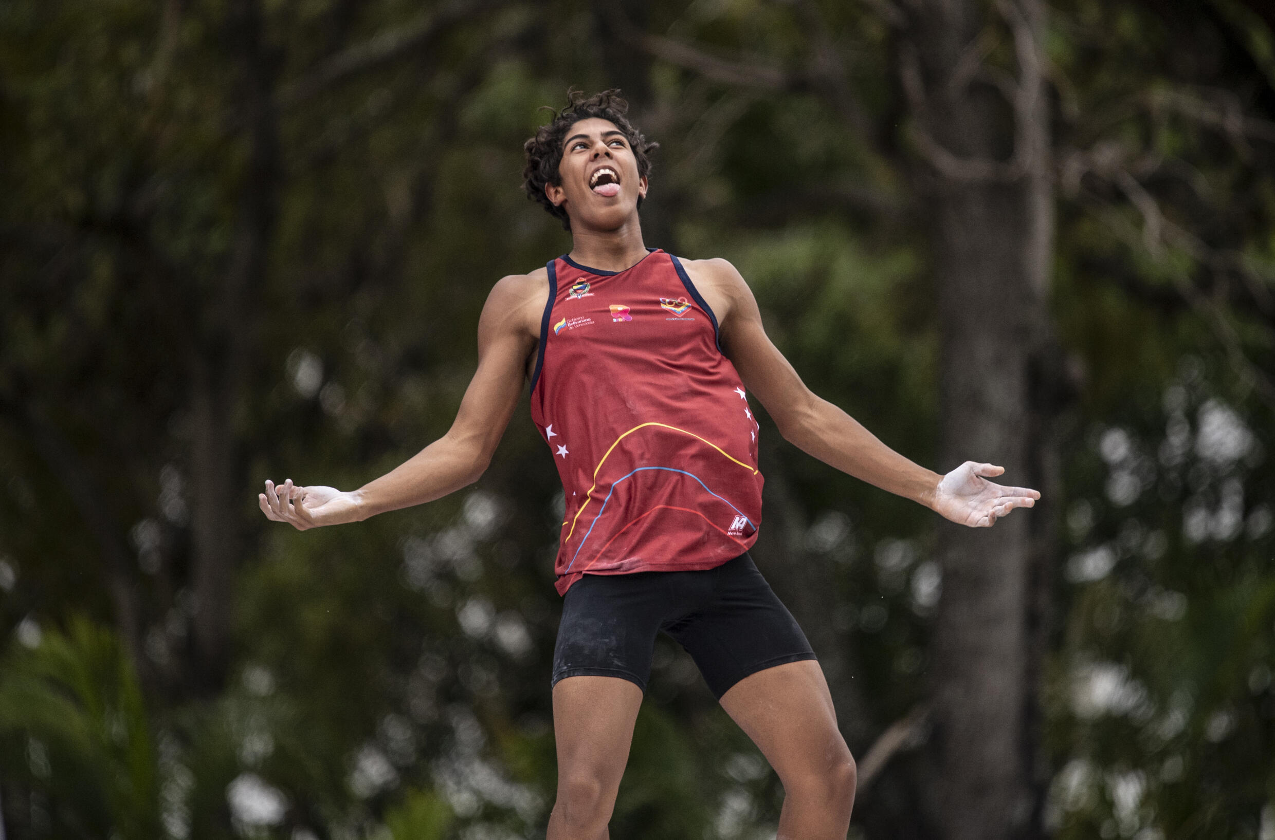 Młody wenezuelski tyczkarz Ricardo Montes de Oca na treningu w Caracas, 28 kwietnia 2022