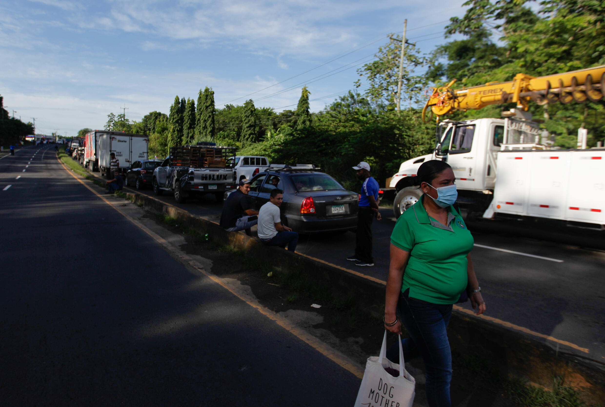 El gobierno de Panamá enfrenta continuas protestas contra la inflación y la corrupción. En la imagen, conductores permanecen varados, el 14 de julio de 2022, tras el bloqueo de la vía Panamericana en la localidad de Capira