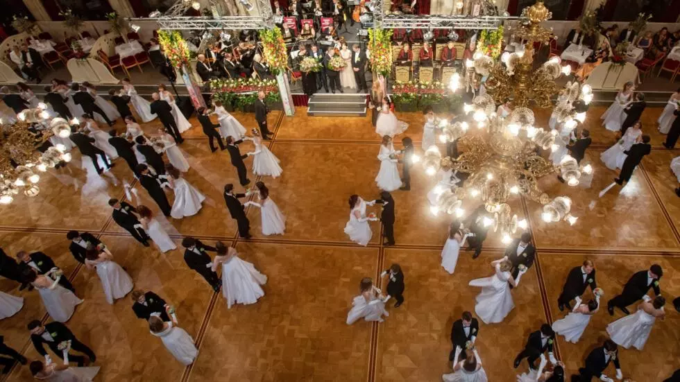 Vienna’s glamorous winter ball season is back in full swing 💃🕺