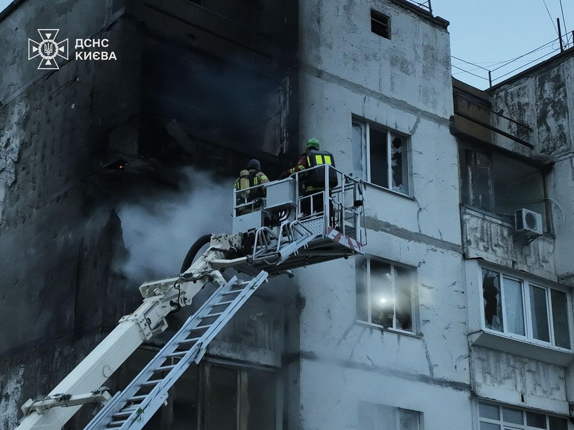 Photo diffusée par le Service d'urgence de l'État ukrainien, le 2 novembre 2024, de pompiers éteignant un incendie dans un immeuble résidentiel touché par la chute de fragments d'un drone russe lors d'une attaque sur Kiev