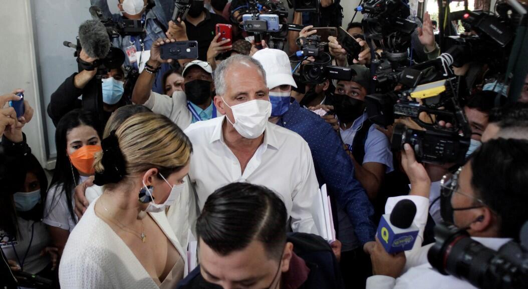 Nasry Asfura, candidato presidencial del gobernante Partido Nacional de Honduras, llega a un colegio electoral para emitir su voto durante las elecciones generales, en Tegucigalpa, Honduras, el 28 de noviembre de 2021.