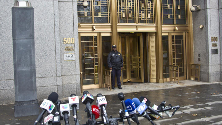 A court officer stands outside US Federal Court, Nov. 12, 2015, in New York.