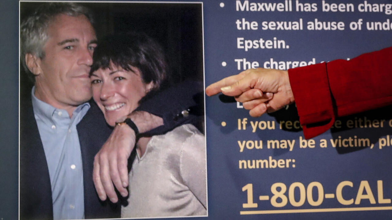 Foto de archivo. Audrey Strauss, fiscal federal en funciones del Distrito Sur de Nueva York, señala una foto de Jeffrey Epstein y Ghislaine Maxwell, durante una rueda de prensa en Nueva York el 2 de julio de 2020.