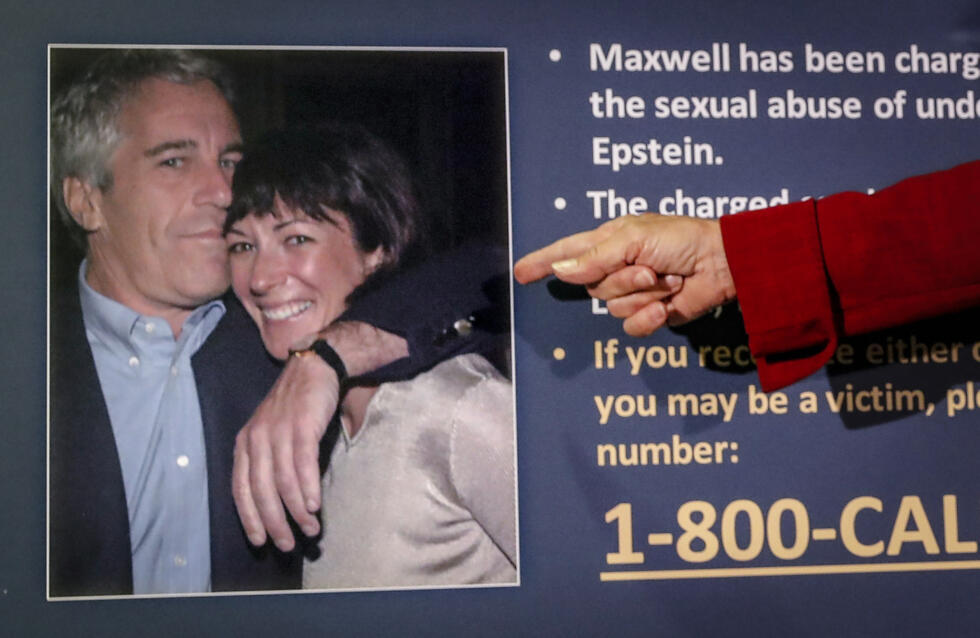 Foto de archivo. Audrey Strauss, fiscal federal en funciones del Distrito Sur de Nueva York, señala una foto de Jeffrey Epstein y Ghislaine Maxwell, durante una rueda de prensa en Nueva York el 2 de julio de 2020.