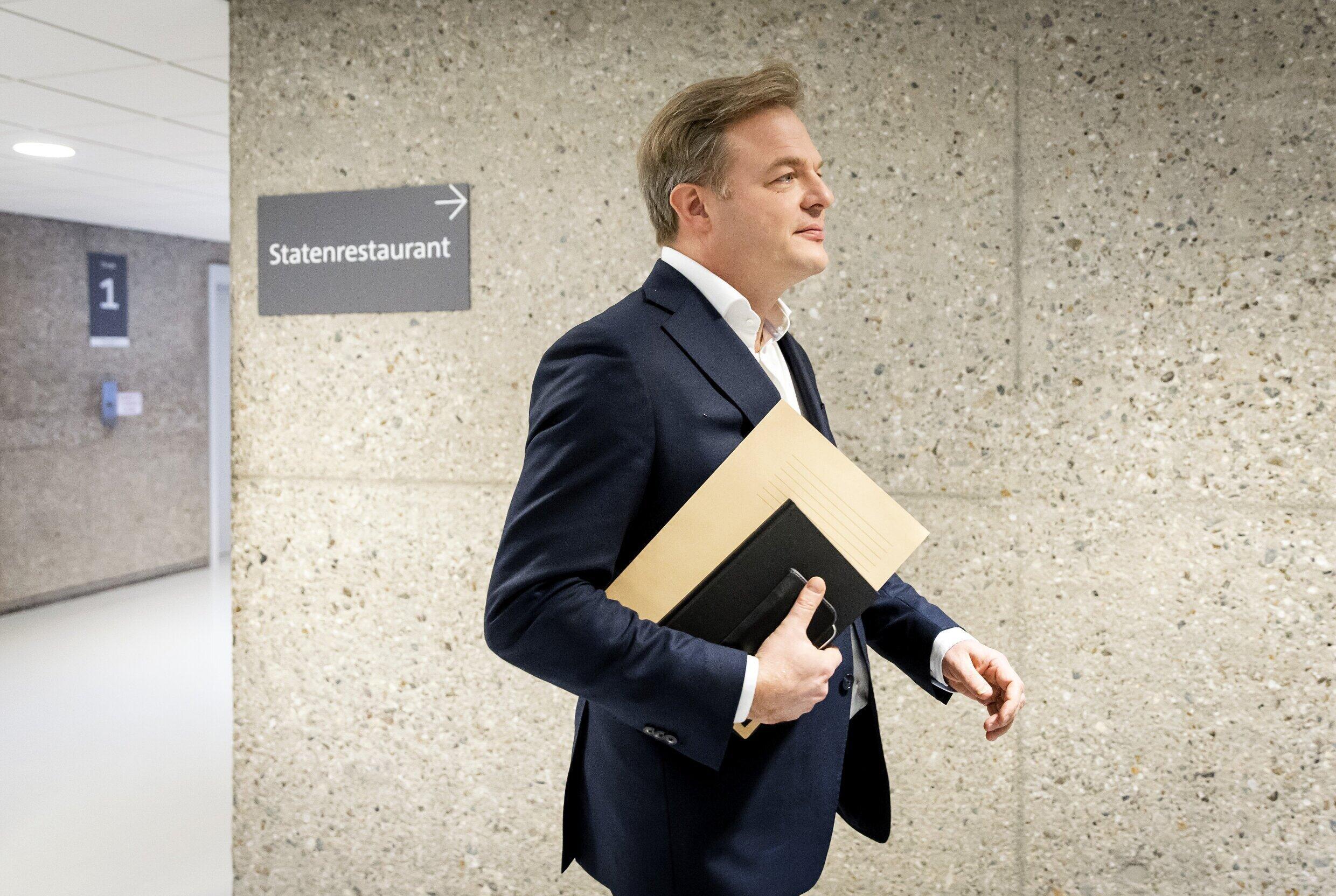 Le chef du NSC, Pieter Omtzigt, arrive pour une rencontre avec l'"éclaireur" Ronald Plasterk et le leader du parti PVV, le 7 décembre 2023 à La Haye, aux Pays-Bas