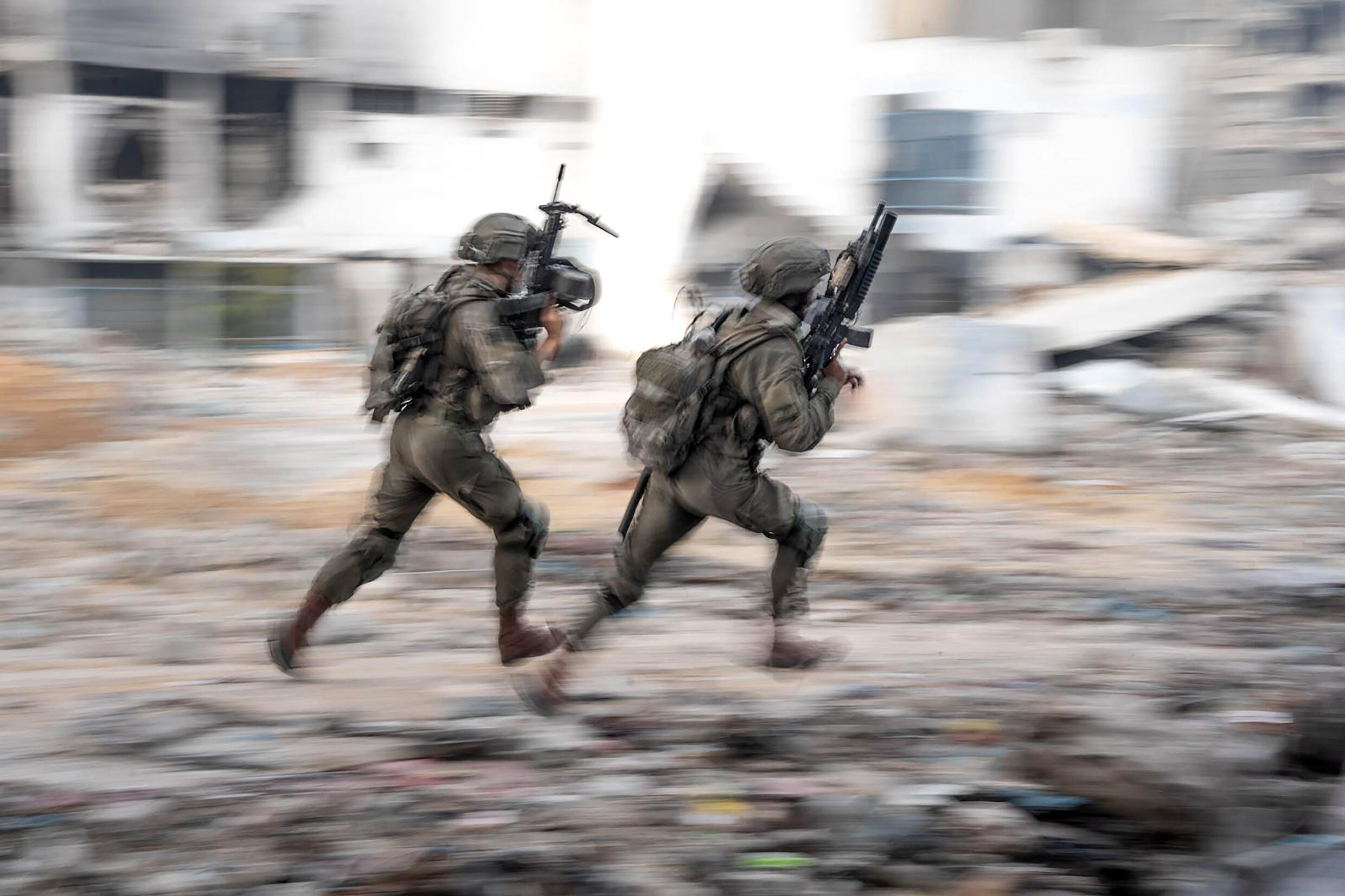 Cette photo diffusée par l'armée israélienne le 31 mai 2024 montre deux de ses soldats lors d'une opération dans la bande de Gaza.