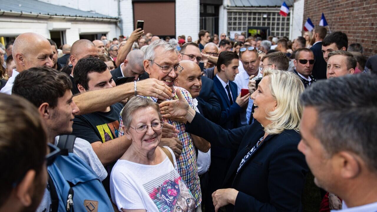 Archivo-La líder del partido francés de extrema derecha Agrupación Nacional y excandidata a la Presidencia, Marine Le Pen, saluda a sus seguidores después de pronunciar un discurso en su sede parlamentaria en Henin-Beaumont, norte de Francia, el 11 de septiembre de 2022.