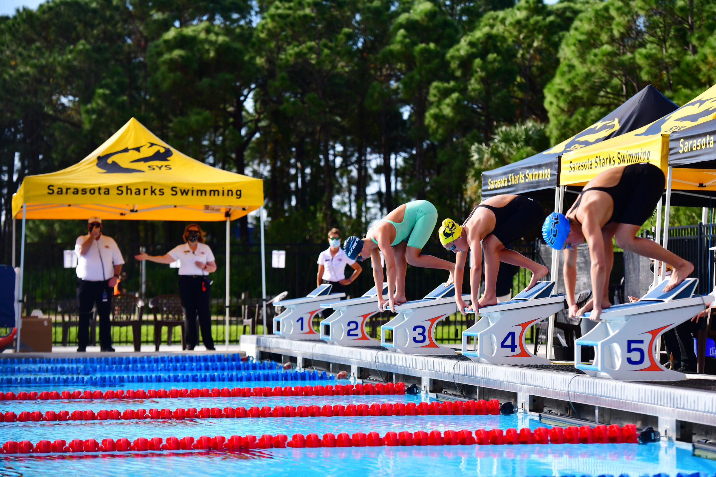 Maria Victoria Eggers z Wenezueli (z lewej) z zawodniczkami Michaelą Matisse i Anną Old przygotowują się do wyścigu freestyle na 1500 metrów w Sarasocie na Florydzie 14 listopada 2020 r.
