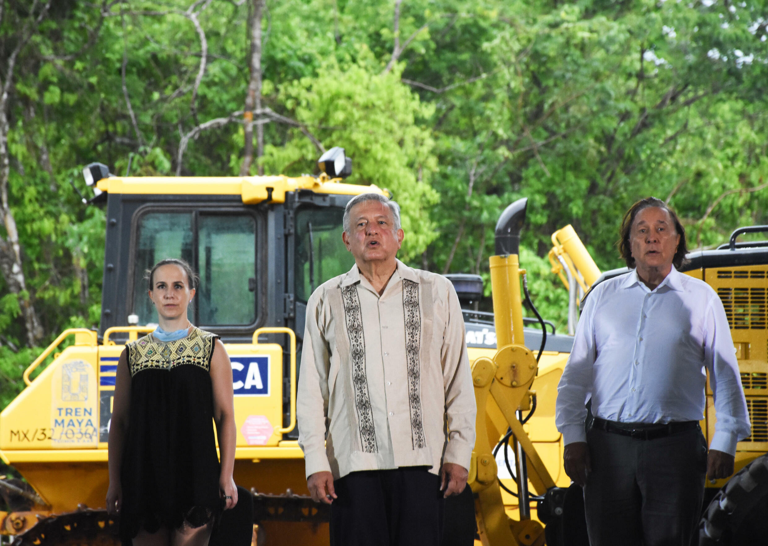 Le président mexicain Andres Manuel Lopez Obrador (au centre) a emmené Slim à bord de son projet phare, le train touristique Maya.
