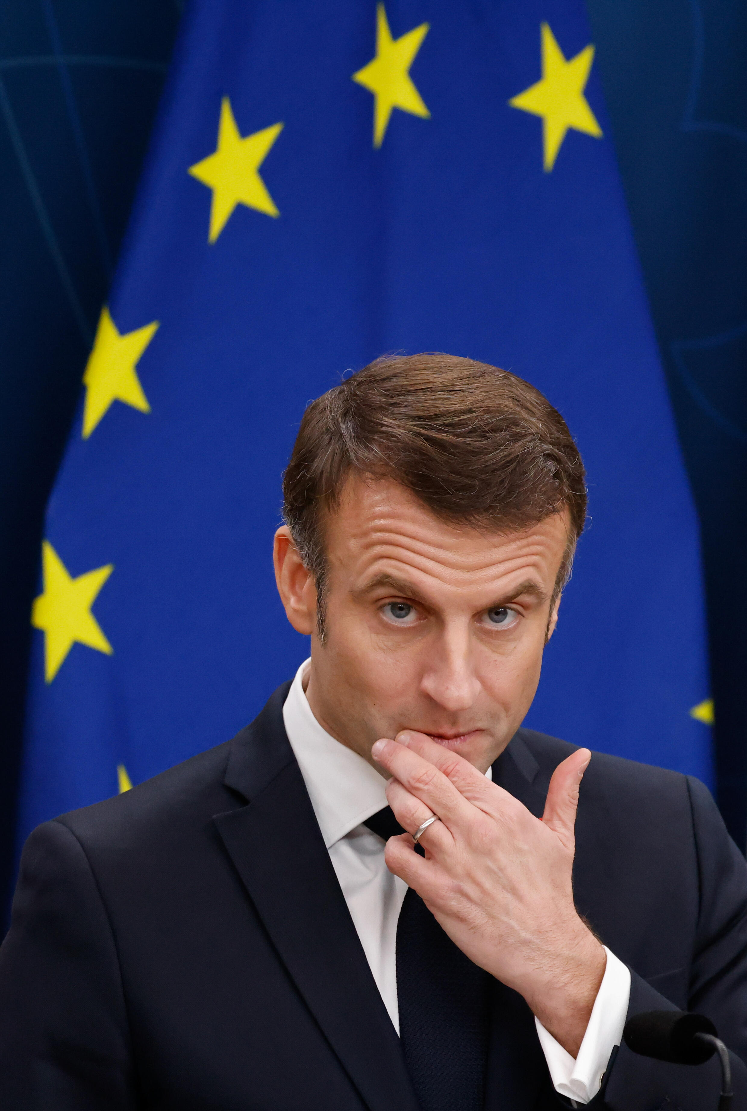 Le président Emmanuel Macron devant un drapeau de l'UE lors d'une conférence de presse à Stockholm, le 30 janvier 2024