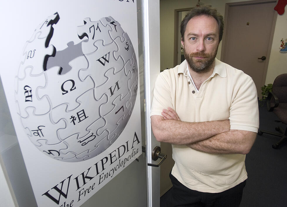 El fundador de Wikipedia, Jimmy Wales, en la puerta de su oficina el 1 de diciembre de 2006 en San Petersburgo, Florida, EE.UU.