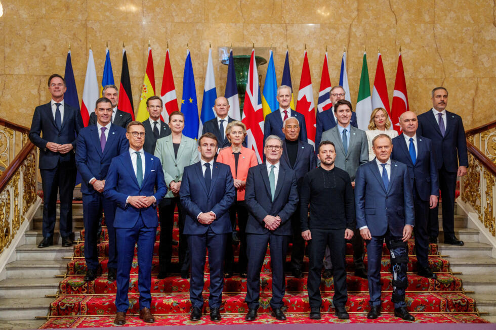 El primer ministro británico Keir Starmer; el presidente Volodímir Zelenski; el canciller alemán Olaf Scholz; el primer ministro noruego Jonas Gahr Store; la presidenta de la Comisión Europea Ursula von der Leyen; el presidente del Consejo Europeo Antonio Costa; el presidente de Francia Emmanuel Macron, el primer ministro de Canadá Justin Trudeau, el primer ministro de la República Checa Petr Fiala, el primer ministro holandés Dick Schoof, el presidente interino de Rumanía Ilie Bolojan, El ministro de Asuntos Exteriores de Turquía, Hakan Fidan, la primera ministra de Dinamarca, Mette Frederiksen, el primer ministro de Suecia, Ulf Kristersson, el presidente de Finlandia, Alexander Stubb, la primera ministra de Italia, Giorgia Meloni, el presidente del Gobierno de España, Pedro Sánchez, el primer ministro de Polonia, Donald Tusk, y el secretario general de la OTAN, Mark Rutte, asisten a la cumbre de líderes europeos para debatir sobre la seguridad europea y Ucrania, en Lancaster House en Londres, Gran Bretaña, 2 de marzo de 2025.