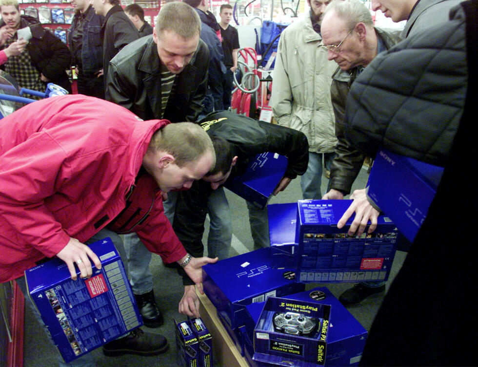 Des hommes se battant pour obtenir la Sony Playstation 2 au supermarché électronique Mediamarkt, à Krefeld, dans l'ouest de l'Allemagne, le vendredi 24 novembre 2000 au matin.