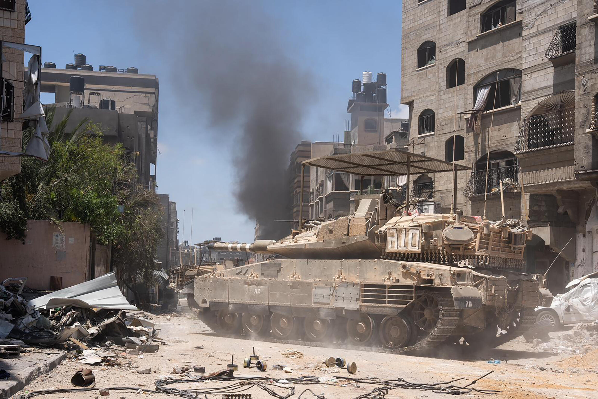 Cette photo diffusée par l'armée israélienne le 31 mai 2024 montre un de ses chars lors d'une opération dans la bande de Gaza.