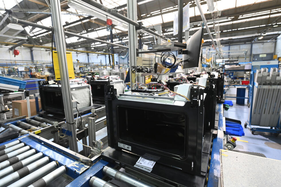 Une chaîne de montage de fours d'une usine Brandt, après l'annonce de la liquidation immédiate du groupe à Vendôme, le 11 décembre 2025 dans le Loir-et-Cher