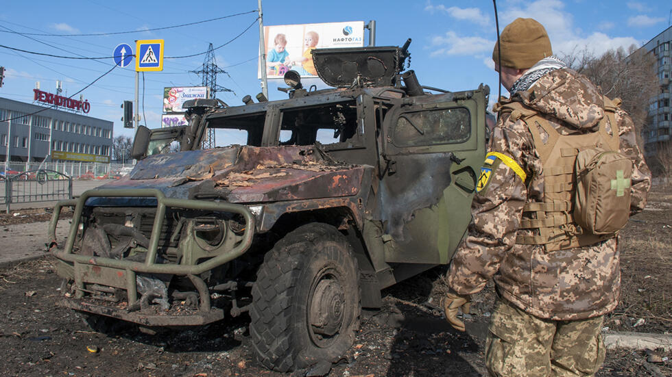 Un soldado ucraniano inspecciona un vehículo militar dañado después de un combate en Jarkov, Ucrania, 27 de febrero, 2022.