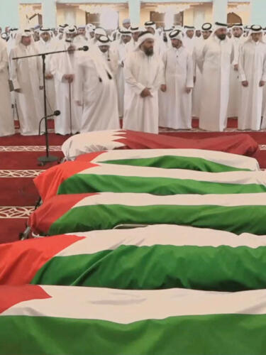 Personas asisten a un funeral por las víctimas de un ataque israelí en Doha, incluido el cabo Badr Saad Mohammed Al-Humaidi Al-Dosari, miembro de la Fuerza de Seguridad Interna, en la mezquita Sheikh Mohammed bin Abdul Wahhab en Doha, Qatar, el 11 de septiembre de 2025.