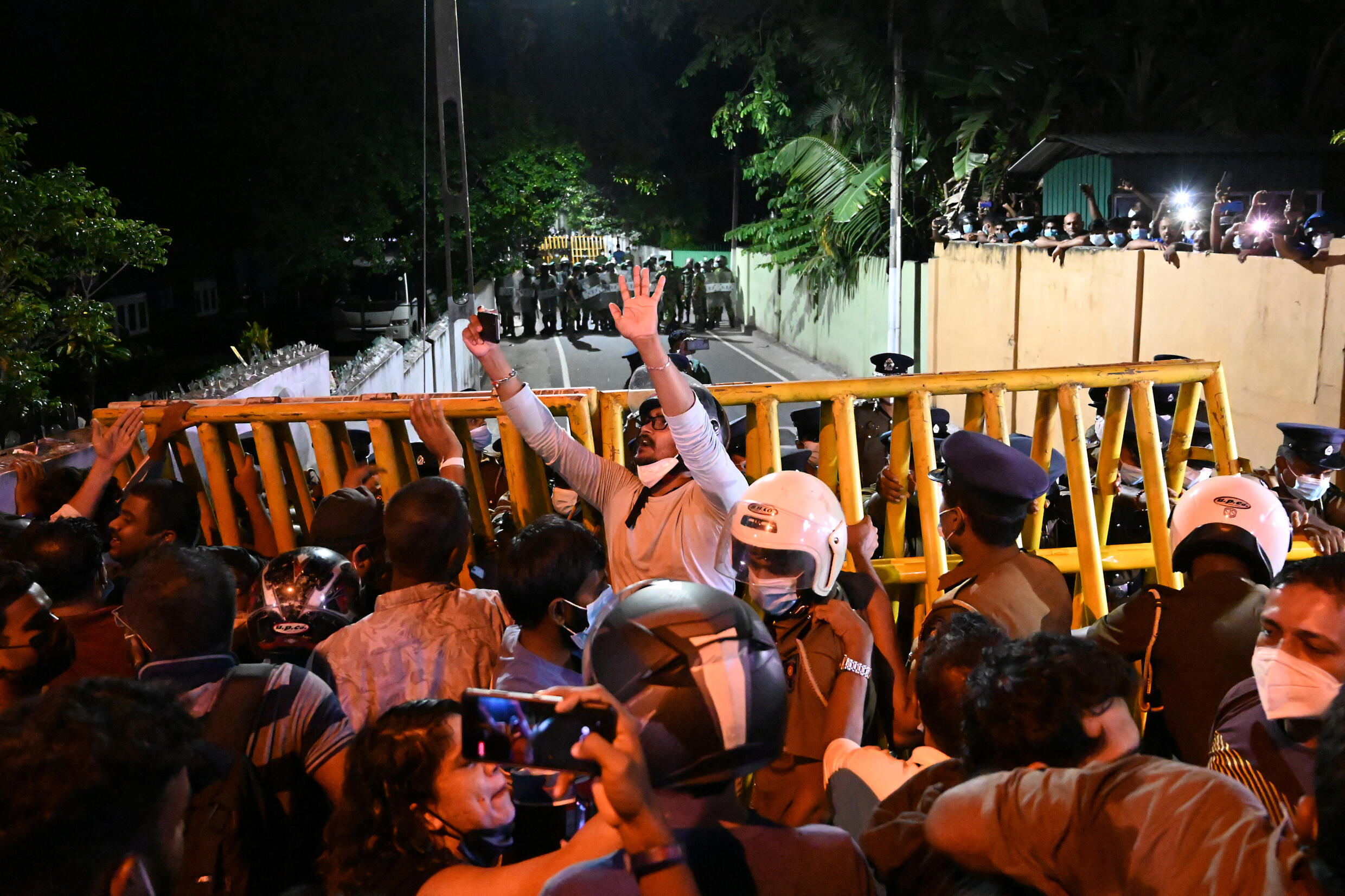Manifestantes protestan frente a la casa del presidente de Sri Lanka, Gotabaya Rajapaksa, en Colombo el 31 de marzo de 2022