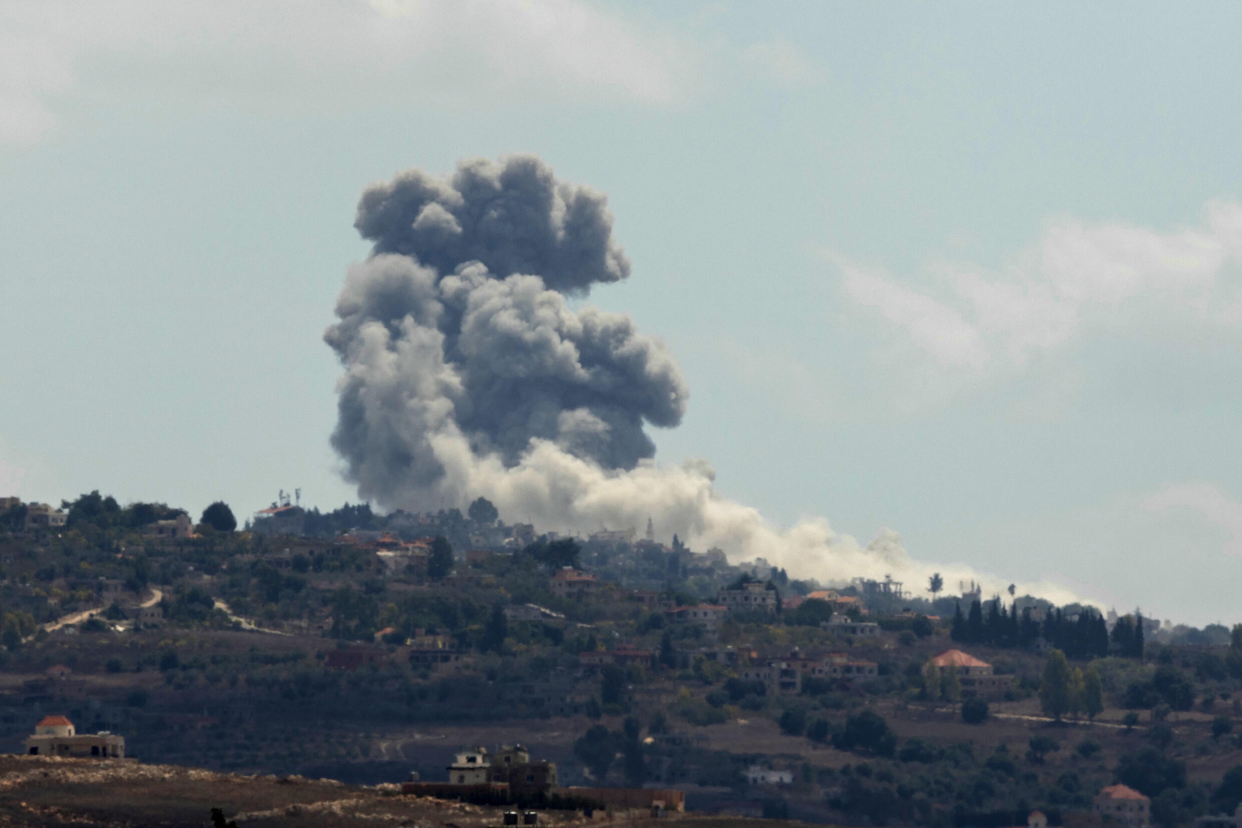 Un nuage de fumée s'élève au dessus du site d'une frappe aérienne israélienne dans le village de Houla, dans le sud du Liban, le 16 septembre 2024.